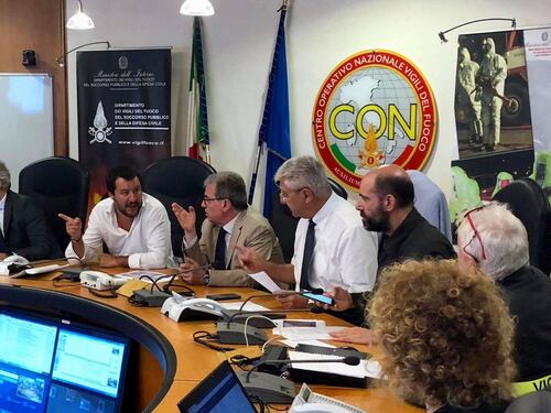 Genova, ponte crollato. Salvini: "Seguiamo dalla sala operativa. Grazie a voi che salvate vite"