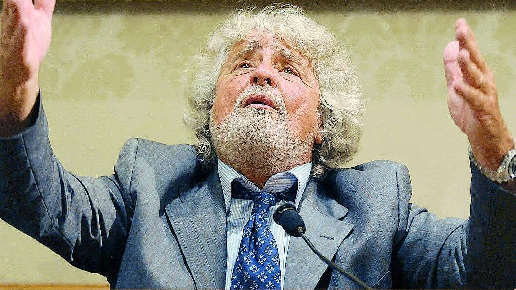 Grillo a caccia di voti: «Si torni alla lira»