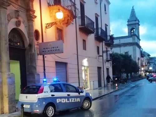 Minacciano con un coltello un poliziotto: arrestati due romeni