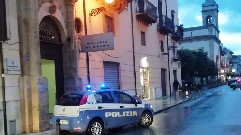 Minacciano con un coltello un poliziotto: arrestati due romeni