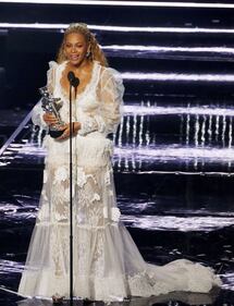 Beyoncé sexy nella performance agli Mtv Vma 10