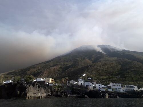 Stromboli, abitanti spalano i detriti: "Sembra zona di guerra"