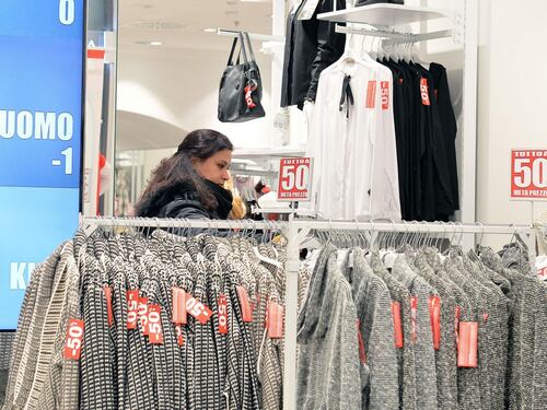 Molestare le commesse nei centri commerciali: il trend post-Colonia