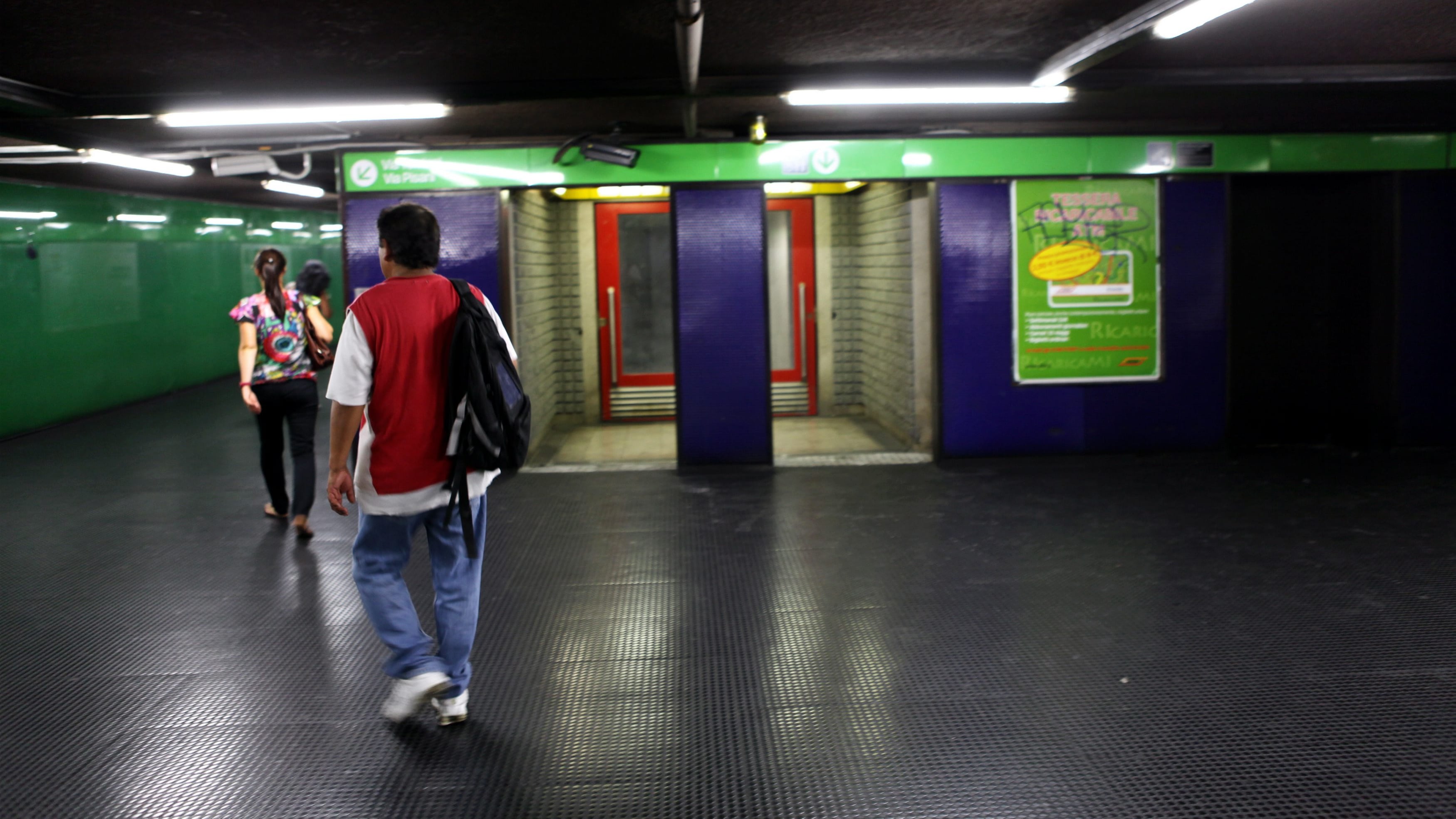 Lancio di sassi contro la metro Presi 13enni:"Era un gioco"
