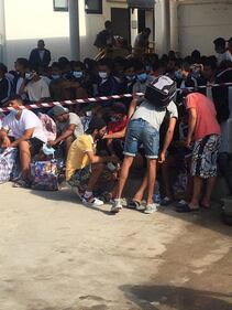 Lampedusa, migranti ammassati e senza mascherine 2