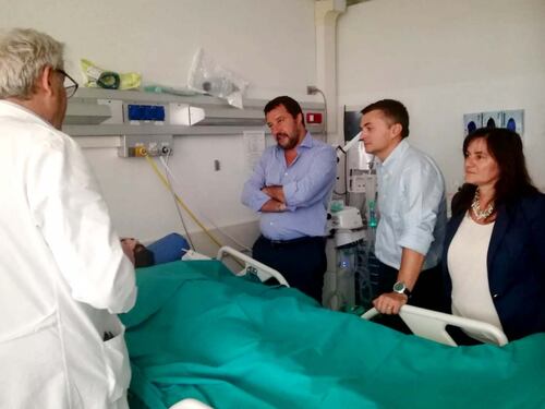 Salvini in ospedale a Genova: incontra i feriti e i parenti delle vittime