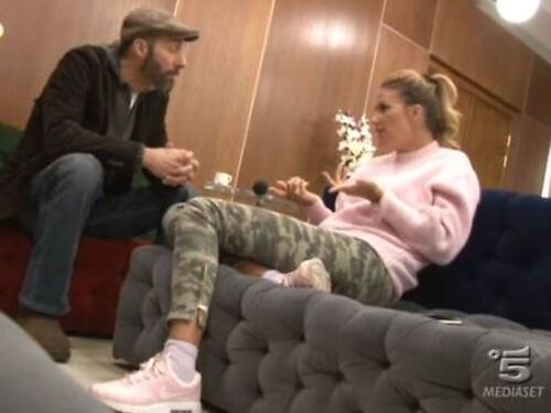Isola, Eva Henger non sa di essere ripresa dalle telecamere e confessa tutto: "Mi hanno detto 'così dobbiamo farlo arrestare'"