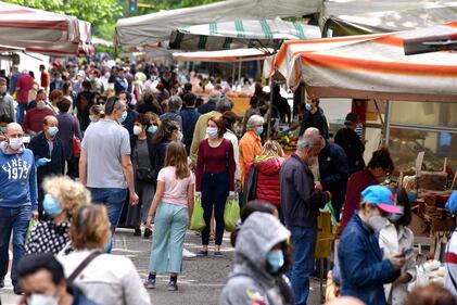 Gente accalcata ai mercati aperti a Milano in pieno coronavirus 7