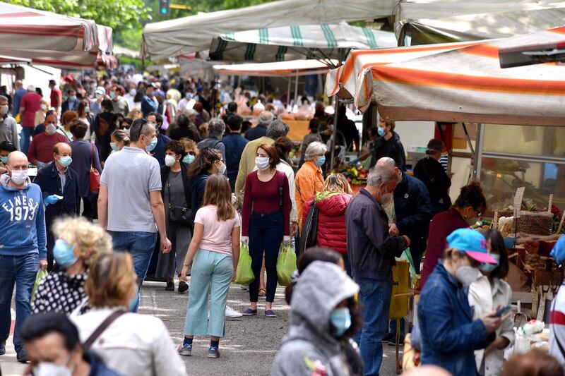 Gente accalcata ai mercati aperti a Milano in pieno coronavirus 7