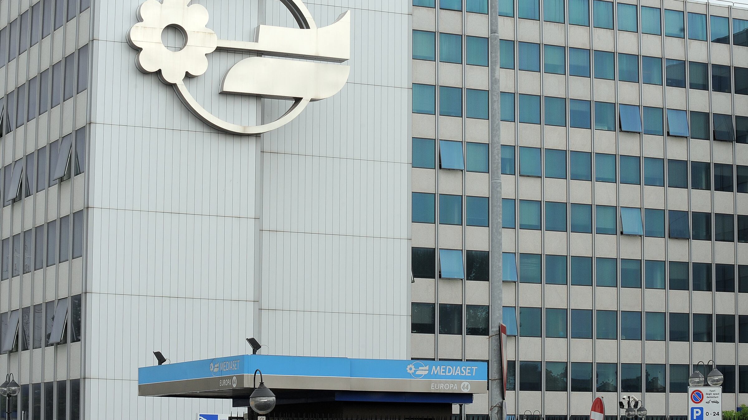 Il tribunale da ragione a Mediaset: stop alla diffusione delle serie sul sito pirata