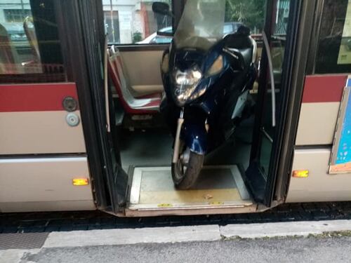 Roma, scooter sul bus: "Mi serviva per tornare a casa"