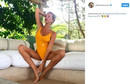 Alessia Marcuzzi in bikini per l'anno nuovo 5