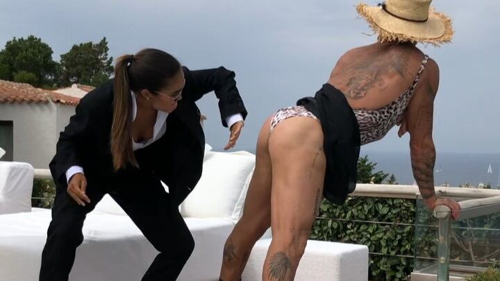 Adesso Vacchi si traveste da donna e replica alle critiche