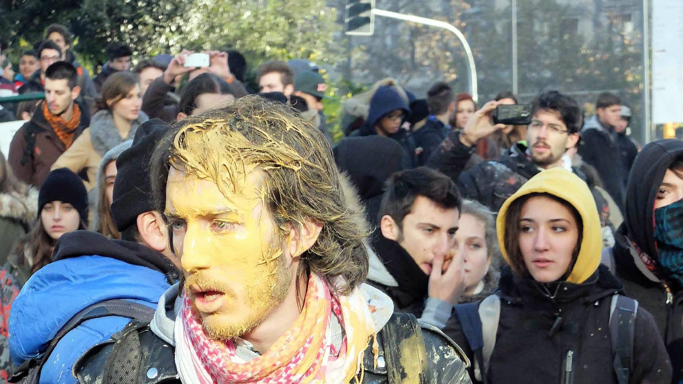 A Milano in piazza gli studenti. Tre agenti contusi nei tafferugli