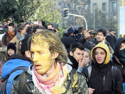 A Milano in piazza gli studenti. Tre agenti contusi nei tafferugli