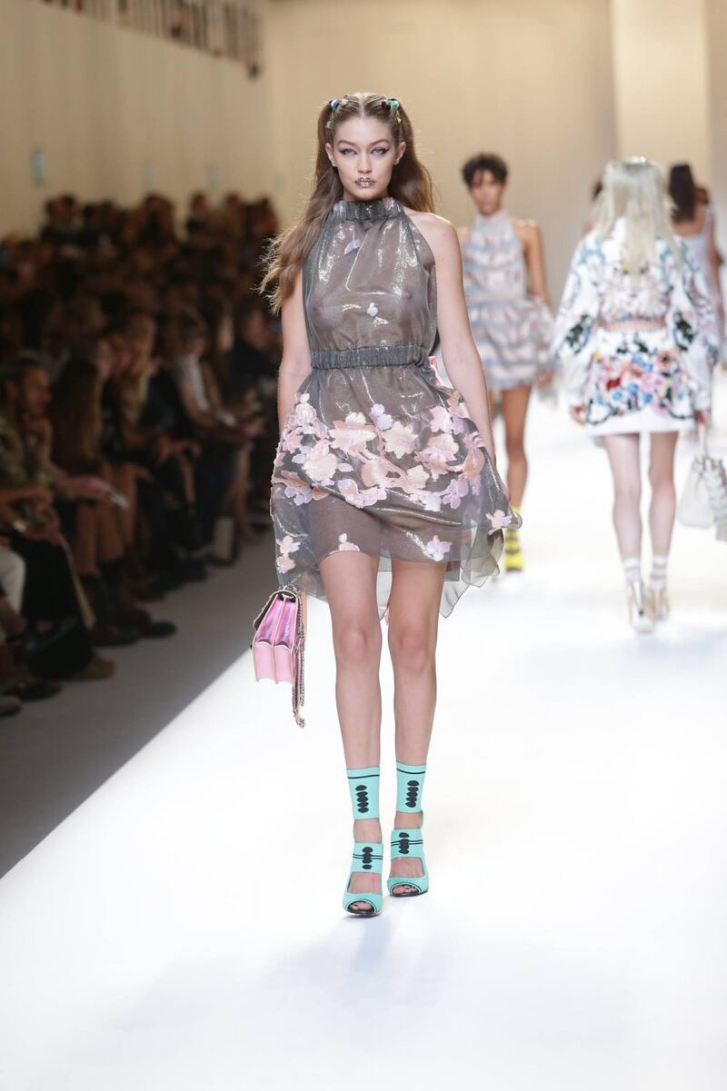 Gigi Hadid a seno nudo per Fendi 18
