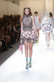 Gigi Hadid a seno nudo per Fendi 18