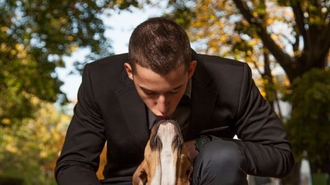 Gli uomini amano il loro cane come un figlio