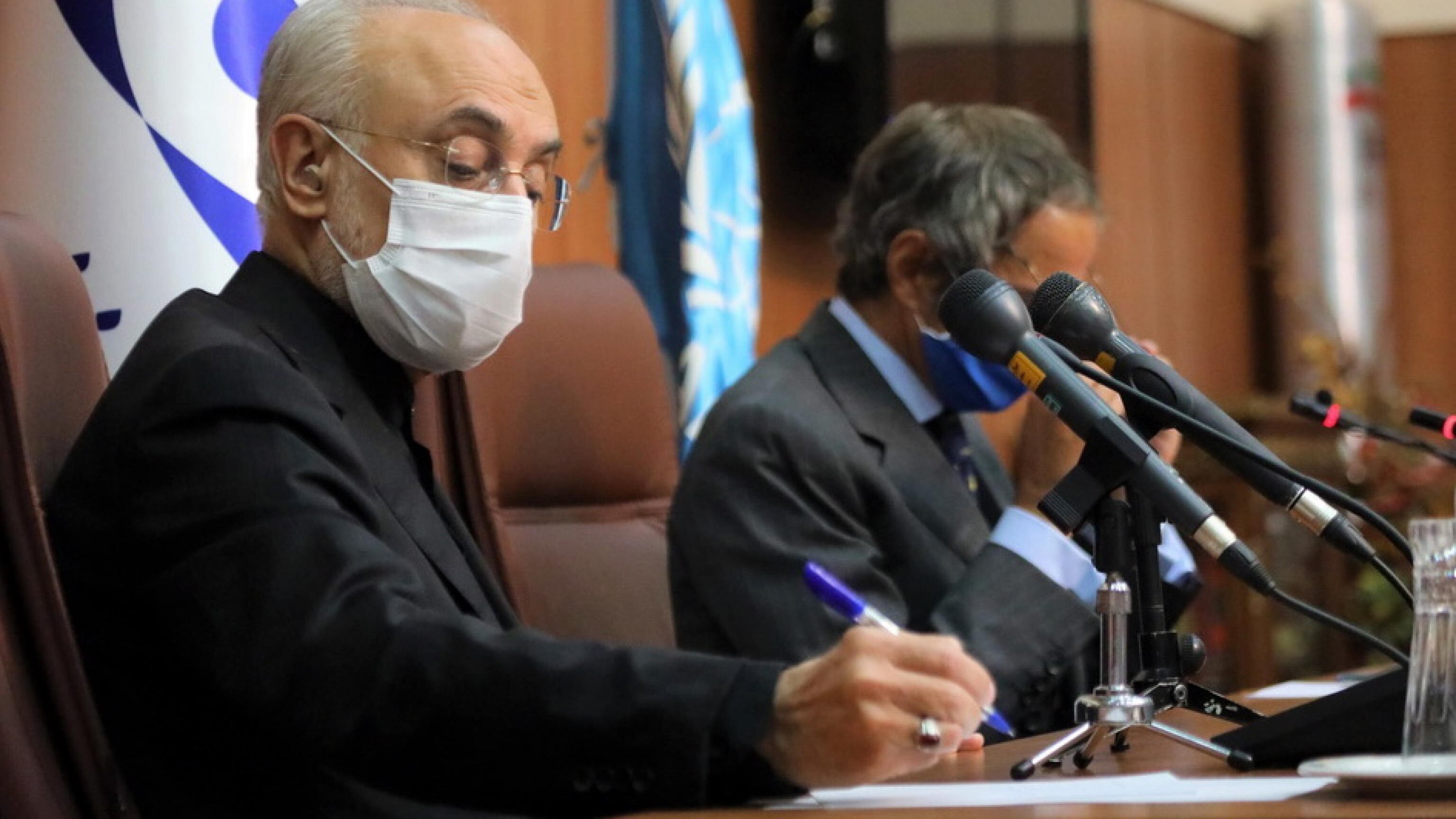 Teheran, la prima volta delle donne allo stadio. La propaganda del regime e l'ombra del nucleare