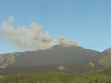 L'Etna emette cenere: chiuso sezione dello spazio aereo su Catania 5