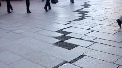 In piazza del Duomo quei lavori sembrano una tela di Penelope