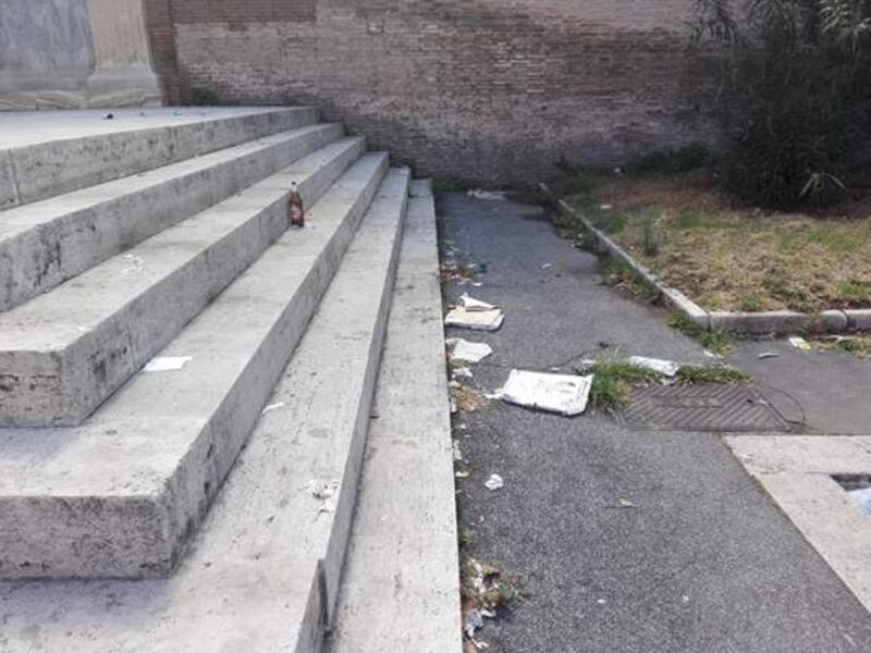 Roma, il degrado del quartiere Porta Pia 24
