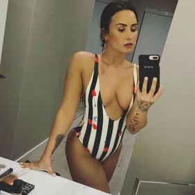 Demi Lovato sensuale in piscina 5