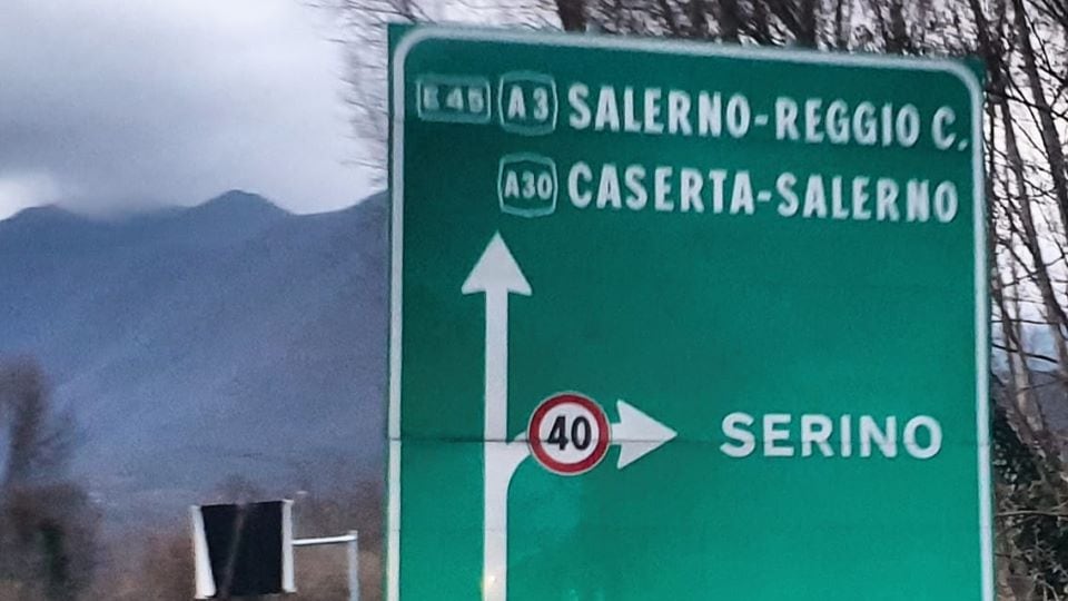 Avellino, autovelox nascosto dietro un cartello in autostrada