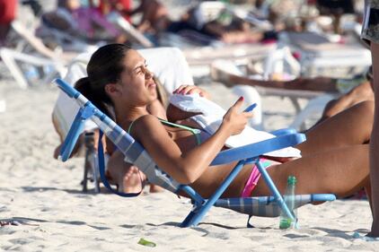 Cecilia, sexy babysitter per il piccolo Santiago 4