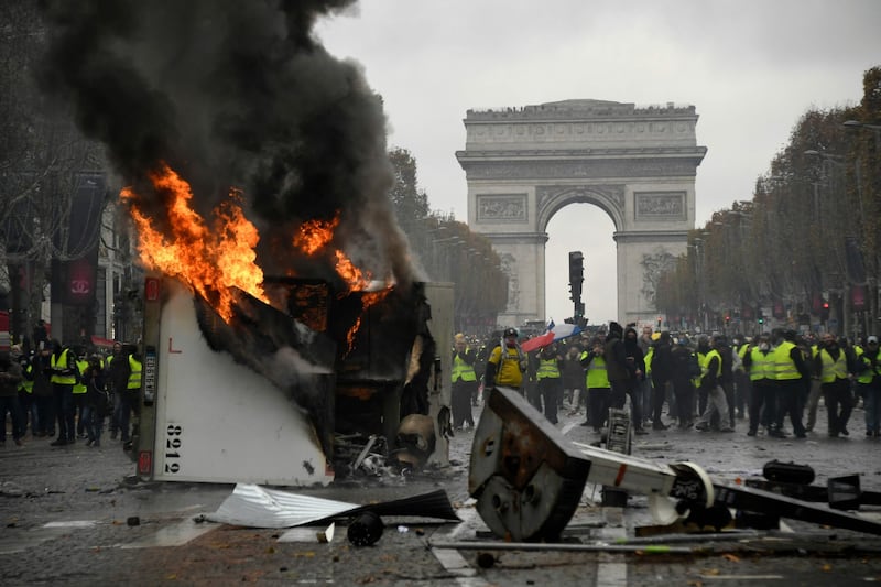 La protesta dei gilet gialli a Parigi: guerriglia sugli Champs-Élysées 1