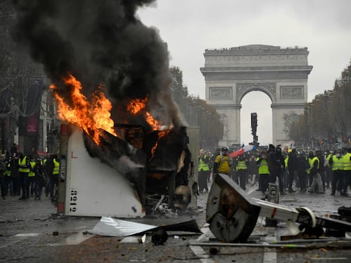 La protesta dei gilet gialli a Parigi: guerriglia sugli Champs-Élysées