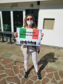 Le partite Iva in piazza contro il governo Conte a Sanremo 9