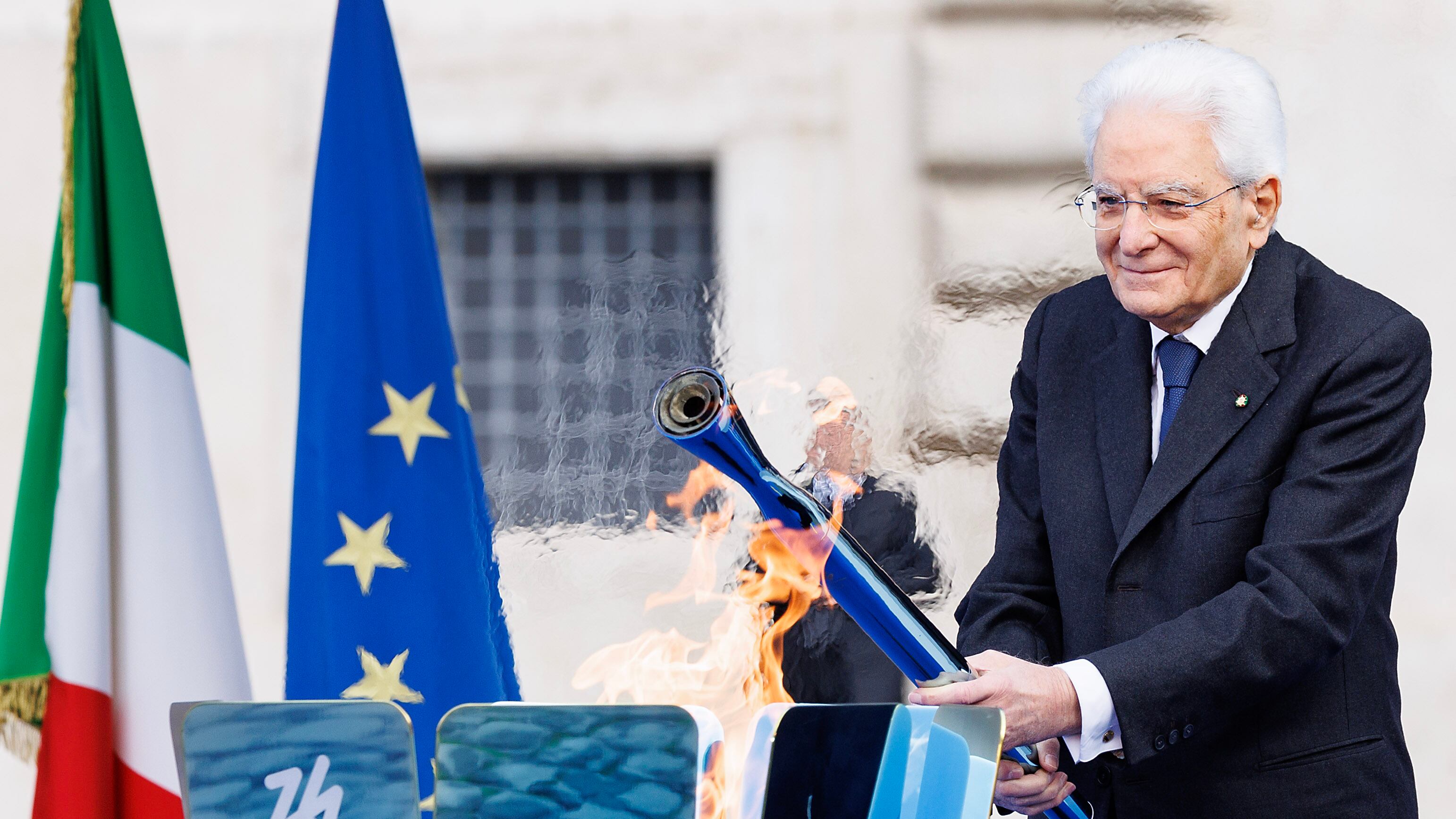 Mattarella inaugura la Fiamma olimpica: "Rinnoviamo la tregua, lo sport porta pace"