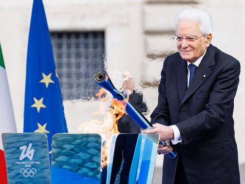 Mattarella inaugura la Fiamma olimpica: "Rinnoviamo la tregua, lo sport porta pace"