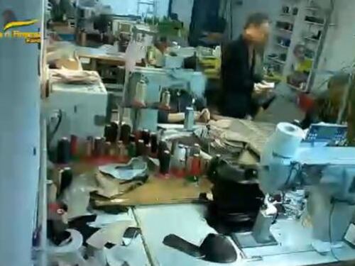 "Come schiavi". Dipendenti cinesi costretti a lavorare 15 ore al giorno