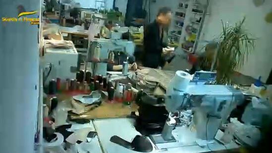 "Come schiavi". Dipendenti cinesi costretti a lavorare 15 ore al giorno