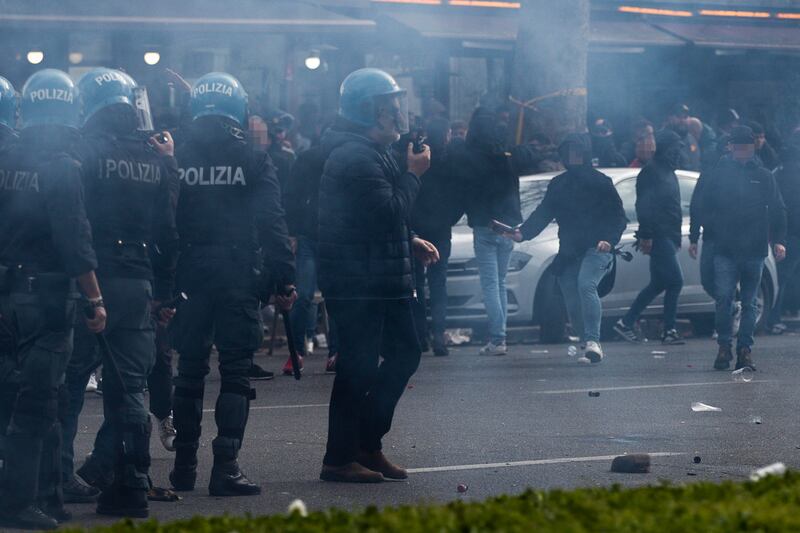 Scontri tra tifosi prima del derby Lazio-Roma: le immagini 13