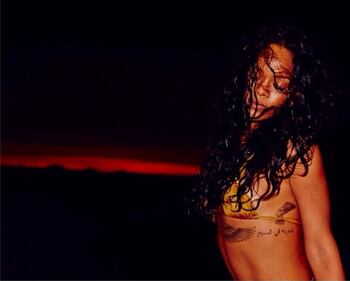 Rihanna, che topless al mare in Brasile 12