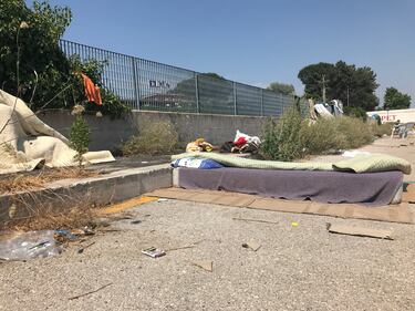 Roma, centinaia di migranti accampati in strada dopo lo sgombero dei palazzi occupati 3