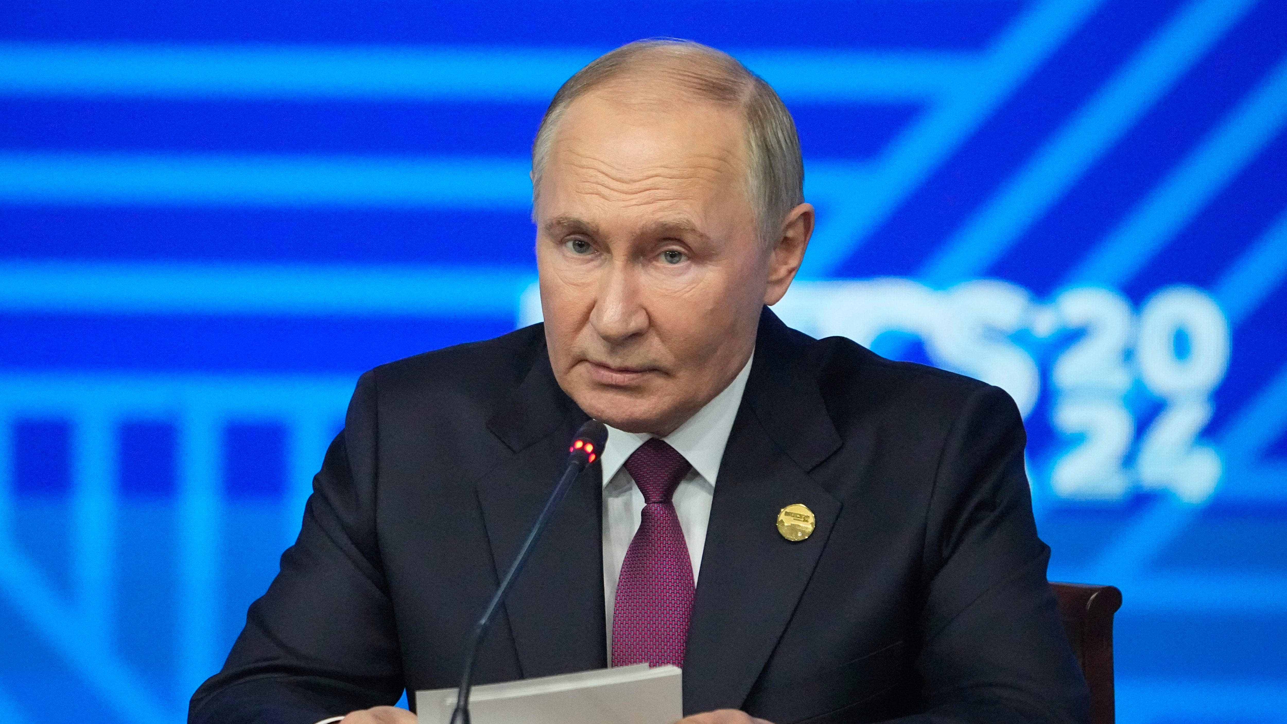 "Non può sopravvivere a un altro anno così". La profezia che fa tremare Putin