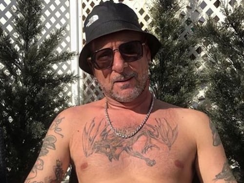 Clementino “invecchia” su Instagram. Ma la foto è a rischio censura