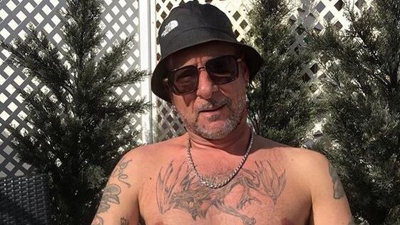 Clementino “invecchia” su Instagram. Ma la foto è a rischio censura