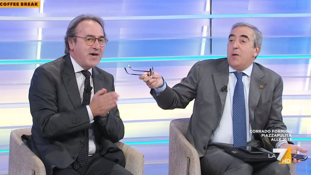 "Chiedi scusa agli italiani", "Chiamate l'ambulanza". Scontro tra Bonelli e Gasparri