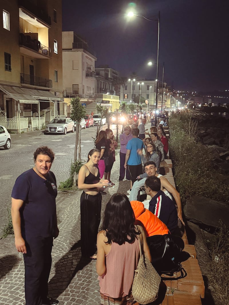 Terremoto nei Campi Flegrei, gente in strada da Pozzuoli a Napoli 4