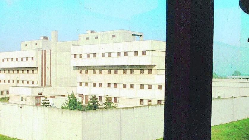 «Castellano lasci l'alloggio di servizio»
