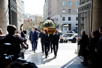 Da Mastella a Gasparri: chi c'era ai funerali di Pomicino - Le foto 3