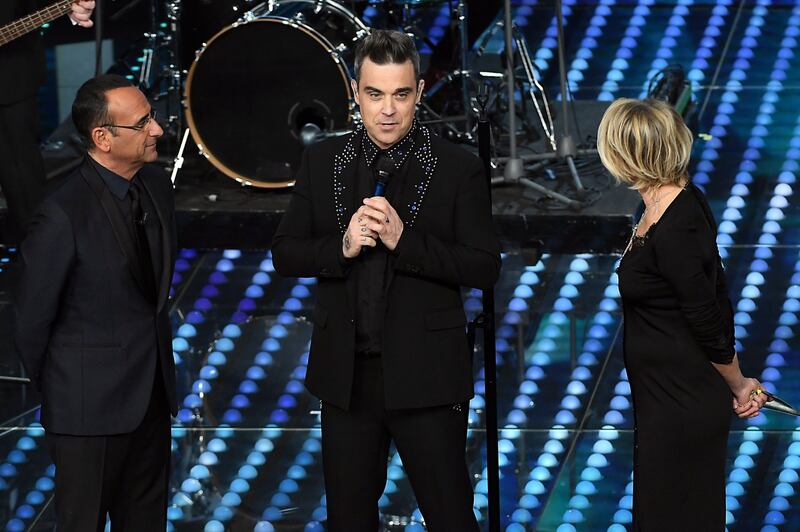 Sanremo 2017, Maria De Filippi e il bacio agli ospiti 30