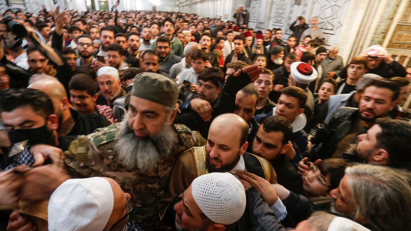 Siria, il premier prega dalla moschea