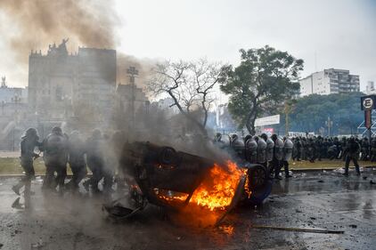 La rivolta di Buenos Aires contro Milei: le foto degli scontri 11