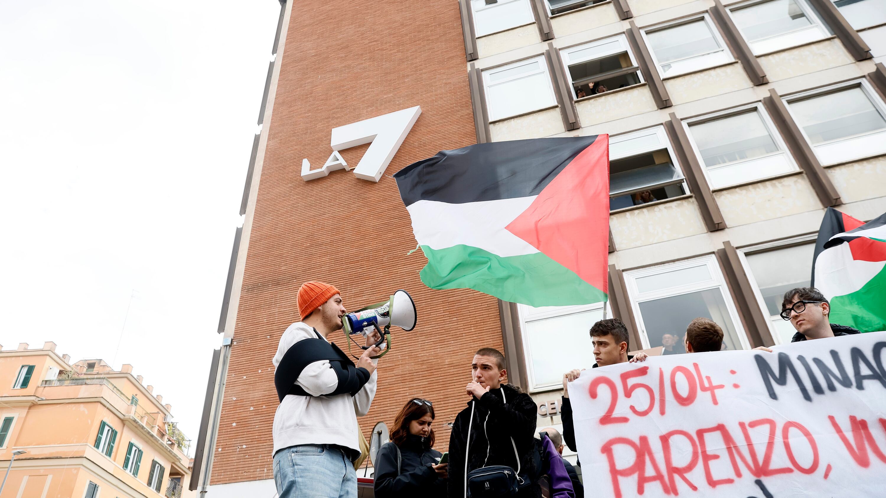 Blitz antagonista a La7. I collettivi anti-Israele minacciano Parenzo